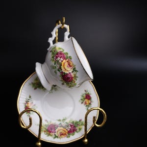 English bone china teacup floral rose pattern gold trim