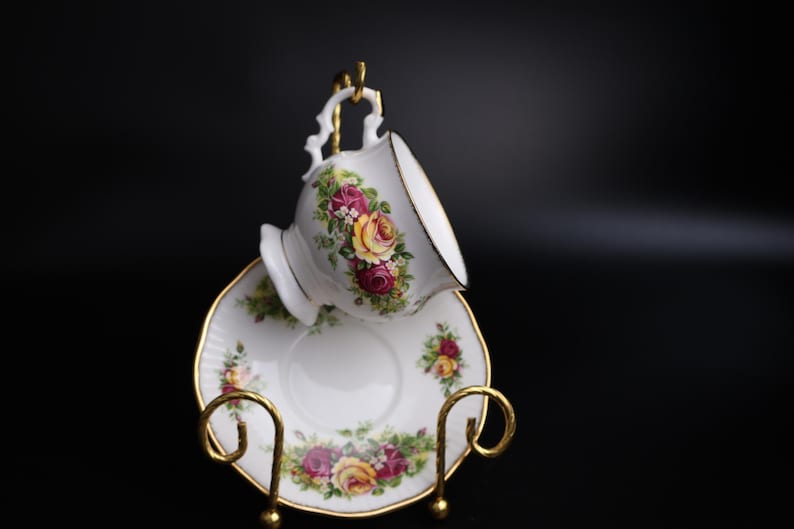 English bone china teacup floral rose pattern gold trim
