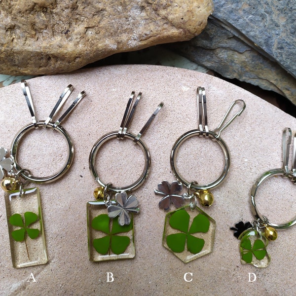 Porte clefs avec véritable trèfle à 4 feuilles végétal porte bonheur chance keychain