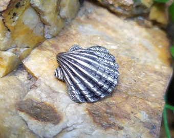 Scallop Shell Brooch – Symbol of the Way of St. James – Pilgrimage and Spirituality – Gift for Hikers
