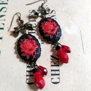 Orecchini pendenti con cammeo rosa rossa in stile vittoriano bohémien vintage