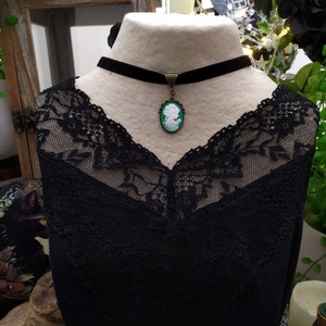 Ensemble ras de cou blanc squelette orné de perles et camée gothique - France