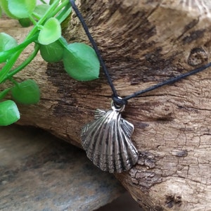 Collier Compostelle – Coquille Saint-Jacques en étain - Symbole du Chemin de Pèlerinage - Cadeau Spiritualité et Voyage