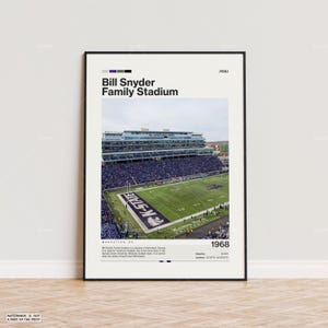 Póster del estadio de la familia Bill Snyder, impresión del póster de los Kansas State Wildcats, póster del estadio de la NCAA, póster deportivo, mediados de siglo, regalo para aficionados al fútbol americano