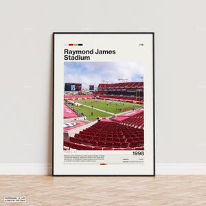 Peut inclure: Une affiche au design minimaliste avec une photographie du Raymond James Stadium à Tampa, en Floride. Le stade est rempli de sièges rouges et d'un terrain de football vert. L'affiche comprend le nom du stade, son emplacement et l'année 1998.