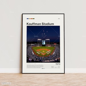 Könnte beinhalten: Ein Schwarzweiß-Poster mit einem Foto des Kauffman Stadiums in Kansas City, Missouri. Das Stadion ist nachts beleuchtet und es werden Feuerwerkskörper gezündet. Das Poster enthält den Text "Kauffman Stadium" und "Kansas City, MO" in weiß. Das Poster zeigt auch den Text "1973" in weiß.