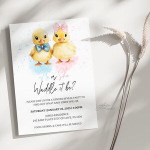 Peut inclure: Une invitation &agrave; une f&ecirc;te de r&eacute;v&eacute;lation du sexe avec deux canetons jaunes, l'un avec un n&oelig;ud papillon bleu et l'autre avec un n&oelig;ud rose. Le texte dit "He or She, Waddle it be ?" avec les d&eacute;tails de l'&eacute;v&eacute;nement.