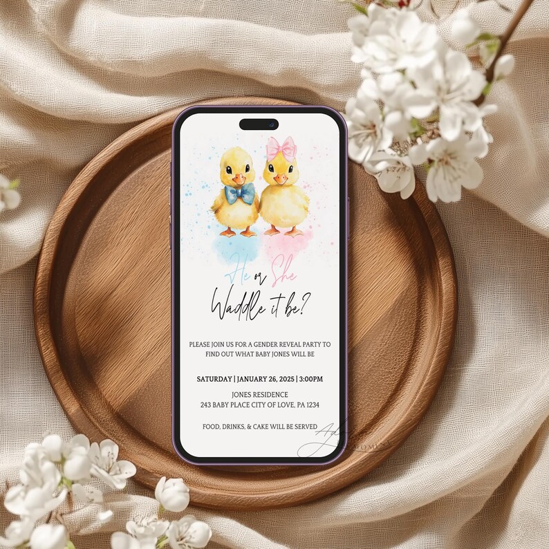 Peut inclure: Un smartphone affiche une invitation &agrave; une f&ecirc;te de r&eacute;v&eacute;lation du sexe. L'invitation pr&eacute;sente deux canetons jaunes, l'un avec un n&oelig;ud papillon bleu et l'autre avec un n&oelig;ud rose. Le texte dit "He or She, Waddle it be ?" et les d&eacute;tails de l'&eacute;v&eacute;nement.
