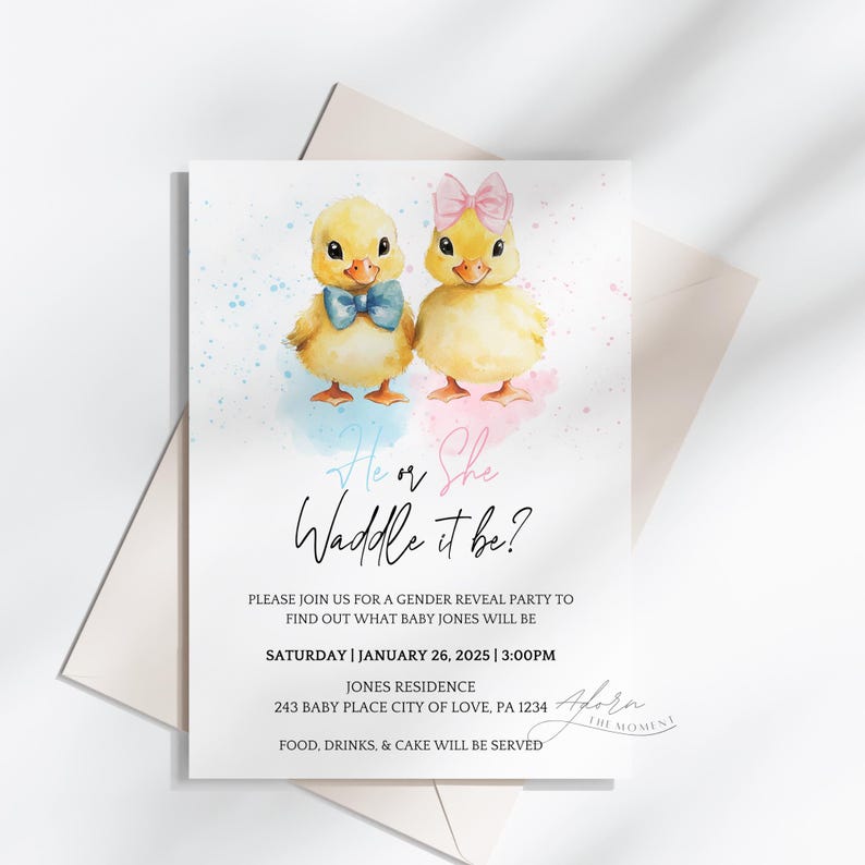 Peut inclure: Une invitation &agrave; une baby shower avec deux canetons jaunes, l'un avec un n&oelig;ud papillon bleu et l'autre avec un n&oelig;ud rose. Le texte dit "He or She Waddle it be ?" avec les d&eacute;tails de l'&eacute;v&eacute;nement pour une f&ecirc;te de r&eacute;v&eacute;lation du sexe.