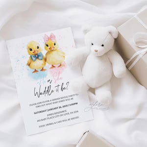 Peut inclure: Une invitation &agrave; une f&ecirc;te de r&eacute;v&eacute;lation du sexe avec des canetons &agrave; l'aquarelle, le texte "He or She Waddle it be ?" et les d&eacute;tails de l'&eacute;v&eacute;nement. Un ours en peluche blanc et un coffret cadeau avec un ruban sont &eacute;galement dans l'image.