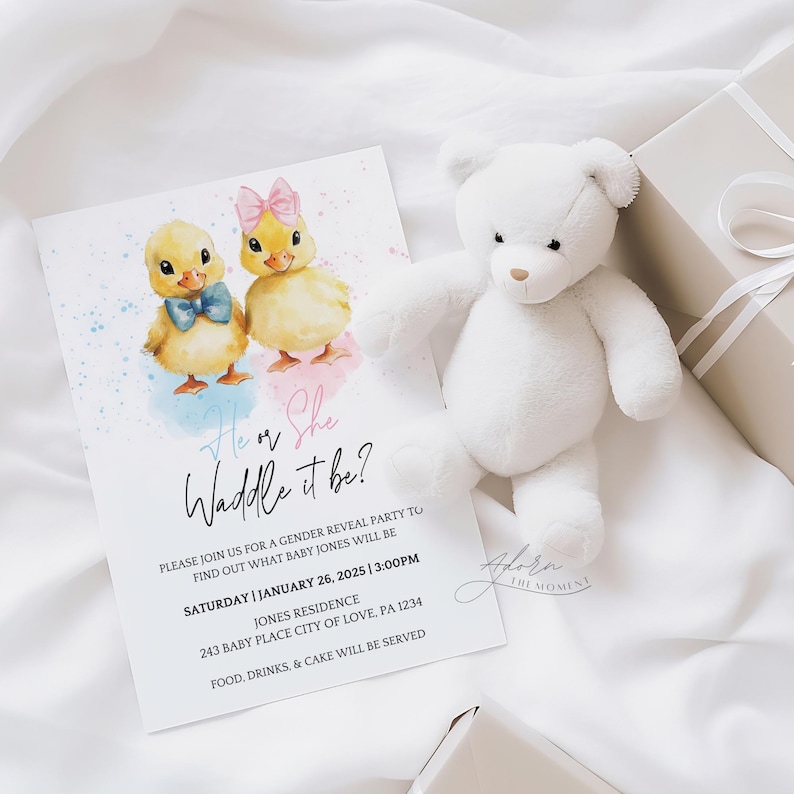Peut inclure: Une invitation &agrave; une f&ecirc;te de r&eacute;v&eacute;lation du sexe avec des canetons &agrave; l'aquarelle, le texte "He or She Waddle it be ?" et les d&eacute;tails de l'&eacute;v&eacute;nement. Un ours en peluche blanc et un coffret cadeau avec un ruban sont &eacute;galement dans l'image.
