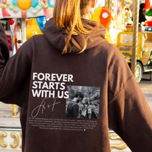 Forever starts with us - personalisierter Hoodie mit Rückentext Geschenk für Partner:in Girlfriend Geschenk für Sie Backprint