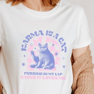 Retro Kattenshirt Karma is een Kat voor kattenliefhebbers T-shirt met print op de achterkant en vintage kattenshirt
