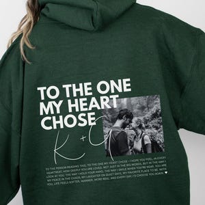 To the one my heart chose Romantischer Hoodie personalisiert mit Rückentext Geschenk für Partner:in Couple Statement Backprint