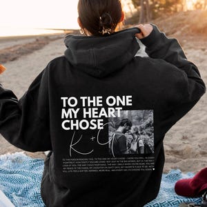 To the one my heart chose Romantischer Hoodie personalisiert mit Rückentext Geschenk für Partner:in Couple Statement Backprint