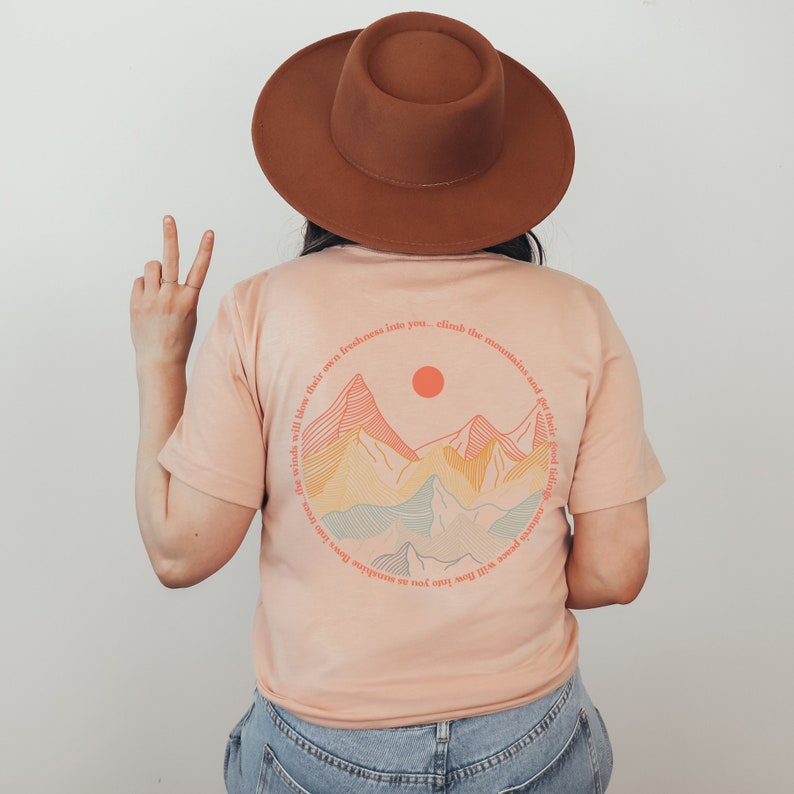 Outdoor Retro T-Shirt Adventure Mountains and sun Natur Shirt für Reisende Weltreise Geschenk Shirt Hiking Back - Peach