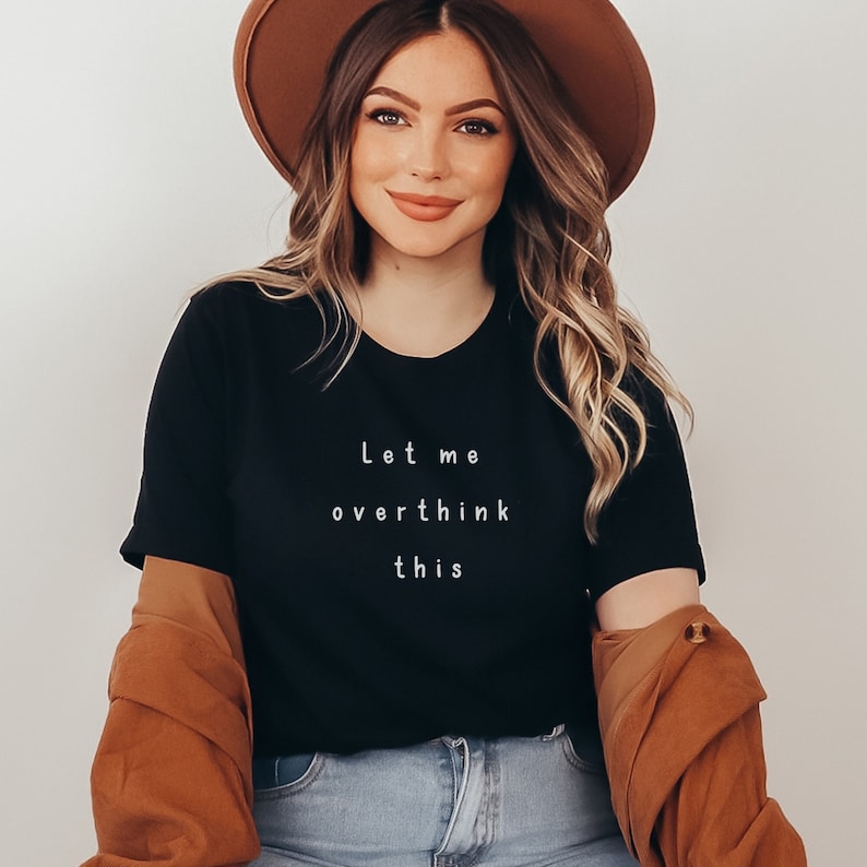 Schwarzes Shirt mit weißer Schrift "Let me overthink this"