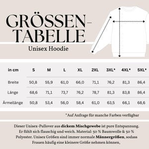 K&ouml;nnte beinhalten: Eine Gr&ouml;&szlig;entabelle f&uuml;r einen Unisex-Hoodie mit Ma&szlig;en in Zentimetern. Die Tabelle enth&auml;lt die Gr&ouml;&szlig;en S bis 5XL mit Ma&szlig;en f&uuml;r Breite, L&auml;nge und &Auml;rmell&auml;nge. Der Text erw&auml;hnt auch den Hoodie aus einer weichen Mischung aus Baumwolle und Polyester.