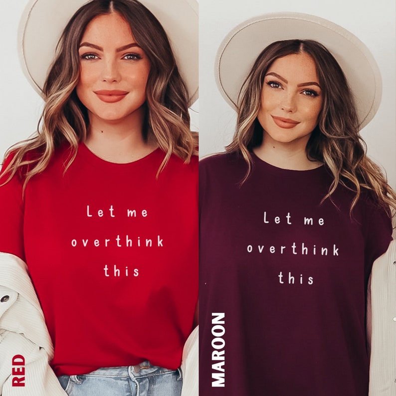 Puede incluir: Dos mujeres con sombreros blancos y camisetas con el texto "Let me overthink this". La camiseta de la izquierda es roja y la camiseta de la derecha es granate.