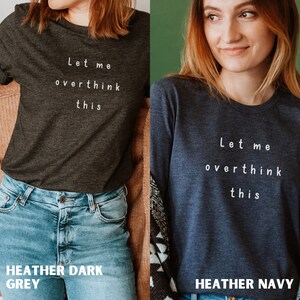 Puede incluir: Dos camisetas con el texto "Let me overthink this" en letras blancas. La camiseta de la izquierda es gris oscuro jaspeado y la camiseta de la derecha es azul marino jaspeado.