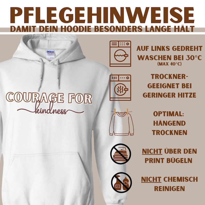 Może przedstawiać: Biała bluza z kapturem z napisem "COURAGE FOR kindness" w brązowych i bordowych literach. Po prawej stronie obrazu znajdują się instrukcje dotyczące pielęgnacji, w tym instrukcje prania, suszenia i prasowania.