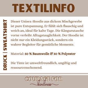 Może przedstawiać: Grafika w kolorze brązowym i białym z tekstem "TEXTILINFO" dużymi literami u g&oacute;ry. Tekst "DRUCK | SWEATSHIRT" znajduje się po lewej stronie grafiki. Tekst poniżej brzmi: "Dieser Unisex-Hoodie aus dickem Mischgewebe ist pure Entspannung. Er f&uuml;hlt sich flauschig und weich an, ideal f&uuml;r kalte Tage. Die K&auml;ngurutasche vorne verleiht Alltagstauglichkeit. Der Hoodie ist nicht nur ein Kleidungsst&uuml;ck, sondern ein wahrer Begleiter f&uuml;r gem&uuml;tliche Momente. Material: 50% Baumwolle & 50% Polyester Die Tinte ist umweltfreundlich, ungiftig und ressourcenschonend. COURAGE FOR kindness"
