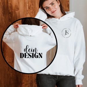 Może przedstawiać: Biała bluza z kapturem z czarnym nadrukiem na plecach, kt&oacute;ry brzmi "dein DESIGN" i czarnym logo z przodu, kt&oacute;re brzmi "JS dein design".