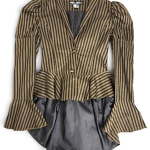 Peut inclure: Une veste à manches longues avec un motif à rayures verticales marron et noir, un col cranté et deux boutons sur le devant. Le vêtement présente des épaules bouffantes, des poignets évasés et une taille à basque sur une base noire unie.