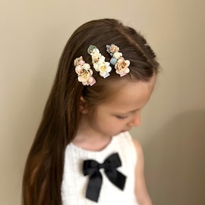 布の花から手作りされた美しいヘアクリップ。毎日、特別な機会、または写真撮影に最適な女の子用クリップ セット。