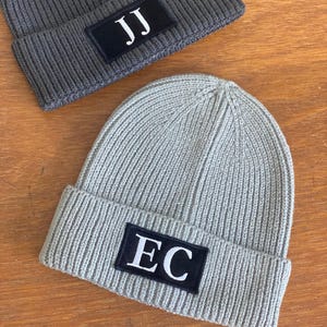 Gepersonaliseerde beanie met initialen: geborduurde hoed met aangepaste naam