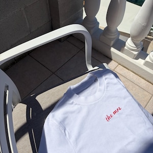 「The Mrs」刺繍入りホワイトクロップドTシャツ：ハネムーンTシャツ、花嫁Tシャツ。