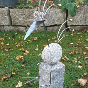 Steinvogel aus Granitstein und Edelstahl auf Granitsäule sitzend Bild 1