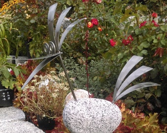 Stolzer Steinvogel aus Edelstahl und Granitstein 50 cm hoch Gartendekoration