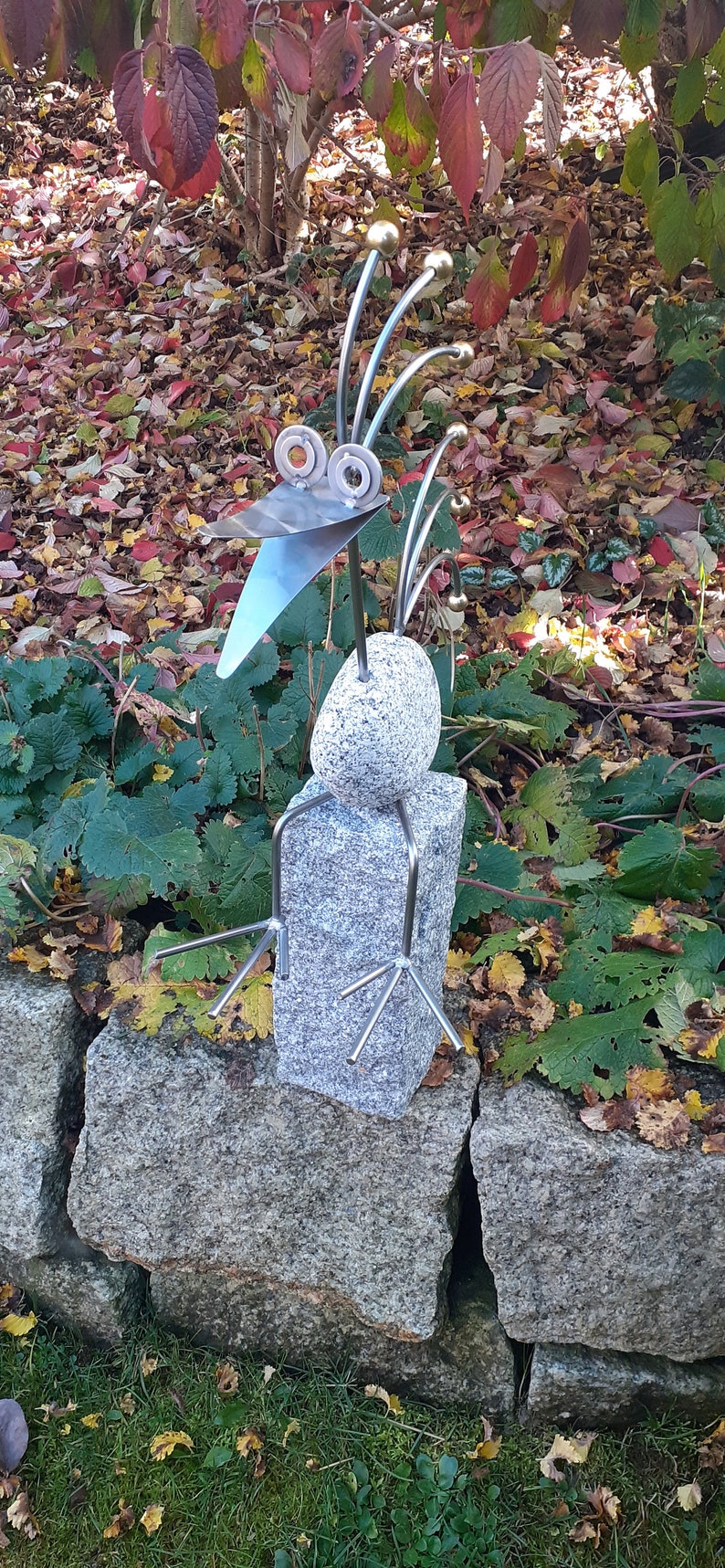 Steinvogel aus Granitstein und Edelstahl auf Granitsäule sitzend Bild 3