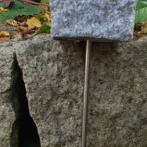 Steinvogel aus Granitstein und Edelstahl auf Granitsäule sitzend Bild 5