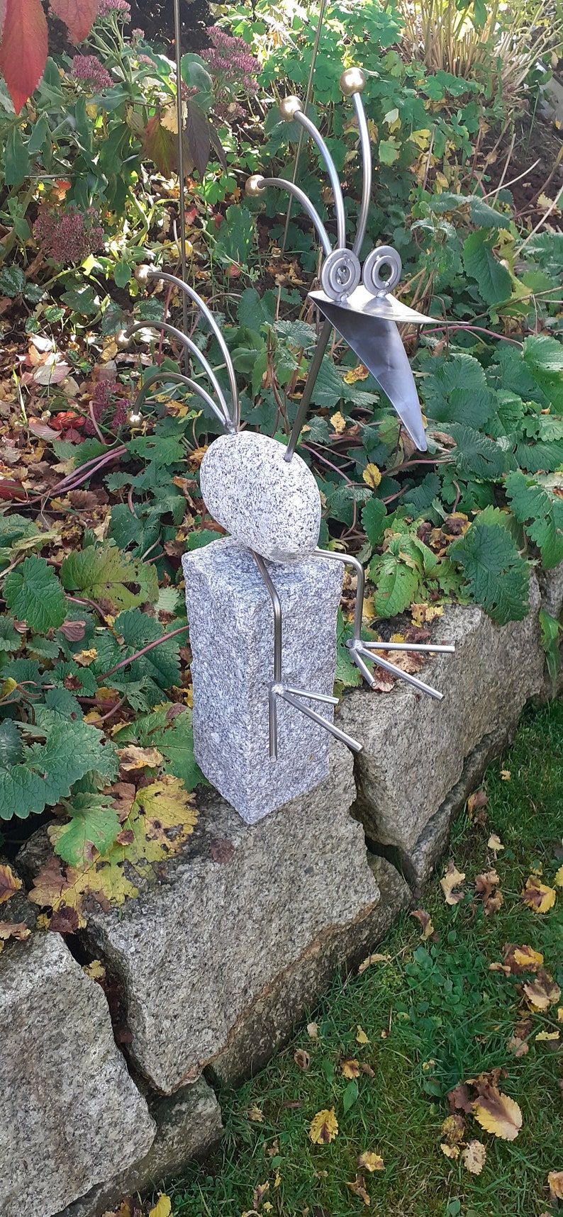 Steinvogel aus Granitstein und Edelstahl auf Granitsäule sitzend Bild 2