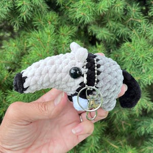 Chaveiro ou pingente de pelúcia de tamanduá: companheiro macio de pelúcia para mesa ou mochila.