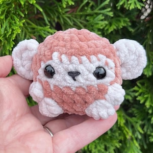Llavero de peluche de mono de ganchillo: un suave adorno para bolso con forma de animal de la selva.