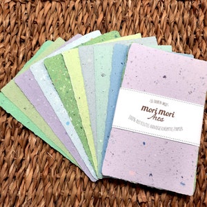 Set di carta fatta a mano: 10 colori assortiti, realizzata a stampo, riciclata, con bordi frastagliati, dimensioni 13 cm x 8,5 cm, toni blu, verde, viola