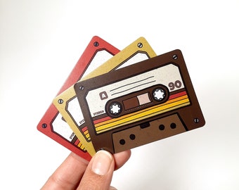 3er Set dünne Magnete mit Retro Kassettenbändern, nostalgische Dekoration Küche/Kühlschrank Musik, mit Originalillustrationen, Größe 7,4x5,2cm