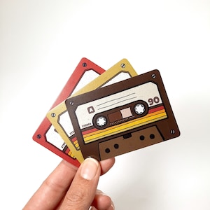 Set di 3 magneti sottili con musicassette retrò, decorazione nostalgica per cucina/frigorifero, con illustrazioni originali, dimensioni 7,4x5,2 cm