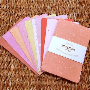 Handgeschöpftes Papierset: 10 farblich sortierte Recycling-Büttenpapiere mit Büttenrand, Größe 13 cm x 8,5 cm, in Orange-, Rosa- und Gelbtönen