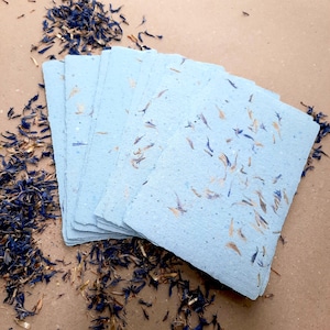 Handgemaakt blauw korenbloempapier, gerecycled, in mallen gemaakt, met versierde randen, 13 x 8,5 cm, set van 10 vellen met geperste gedroogde korenbloemen