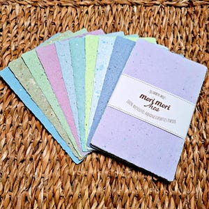 Set handgeschept papier: 10 geassorteerde kleuren, in een mal gemaakt, gerecycled, met versierde randen, afm: 13 cm x 8,5 cm, blauwe, groene en paarse tinten