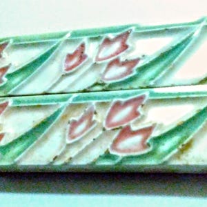Bande de bordure pour carreaux de céramique vintage mosaïque brisée 1/2 LF, floral en relief en rouge/rose et vert sur faïence blanc cassé, 15 cm +
