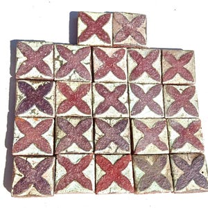 17 carreaux Art & Crafts antiques rares 2 x 2 - motif floral en relief, attribué à Grueby