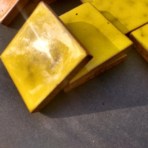 Carreaux jaunes de 2 po., 16 carreaux de restauration de mosaïque vintage, carreaux de céramique brillants, émaillés, jaunes chinés du milieu du siècle aux années 1970 de 1/4 po. d'épaisseur