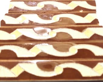 1 borde de azulejos de cerámica antiguos o vintage en relieve roto de color marrón, blanco y amarillo, 0,5" de alto x 0,375" de grosor, aproximadamente del siglo XIX al siglo XX.