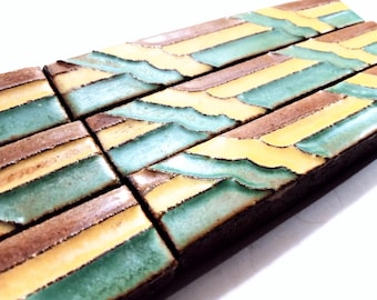 Strisce di piastrelle in maiolica vintage: motivo astratto in rilievo, recupero architettonico