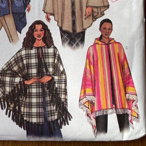Puede incluir: Patrón Butterick 3975 para capas y ponchos. El patrón presenta ilustraciones de varios diseños, incluyendo una capa con capucha, un poncho a cuadros con flecos y un poncho a rayas con capucha. Talla L, XL.
